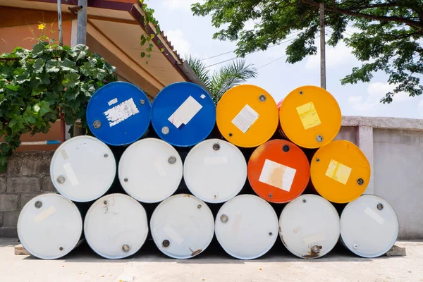 200 litre yakıt tankı, yeşil tanklar, siyah tanklar, kırmızı sarı tanklar.