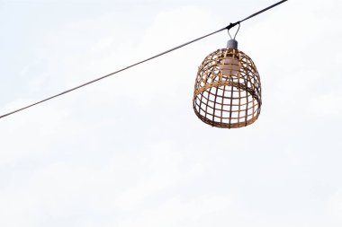 Bambu fenerler iplerle sallanıyor