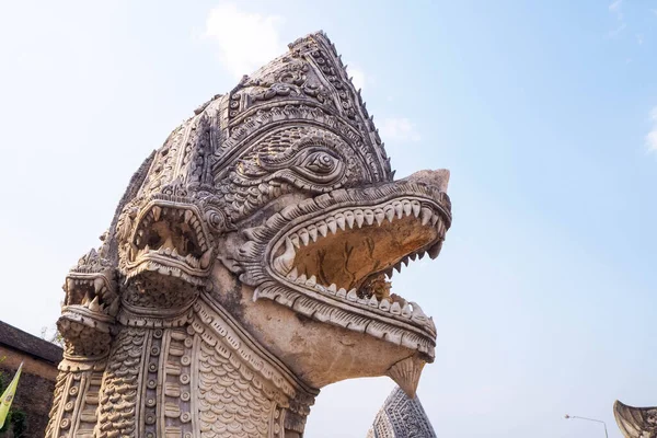 Tayland 'daki tapınaklarda efsanevi Budist hayvan heykelleri