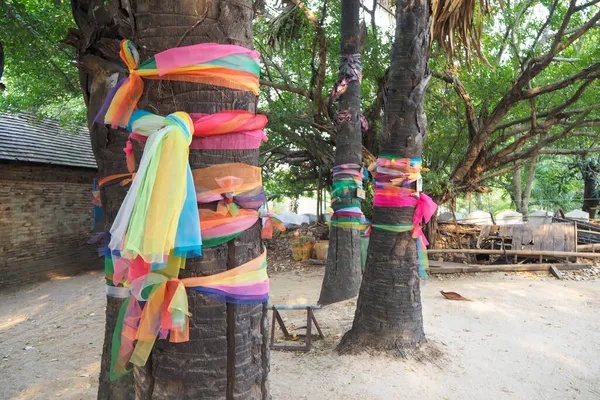 Красочная Ткань Привязанная Дереву Связи Буддийскими Ритуалами — стоковое фото