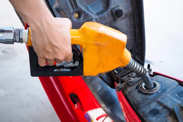 Mano Con Dispensador Aceite Naranja Negro — Foto de Stock