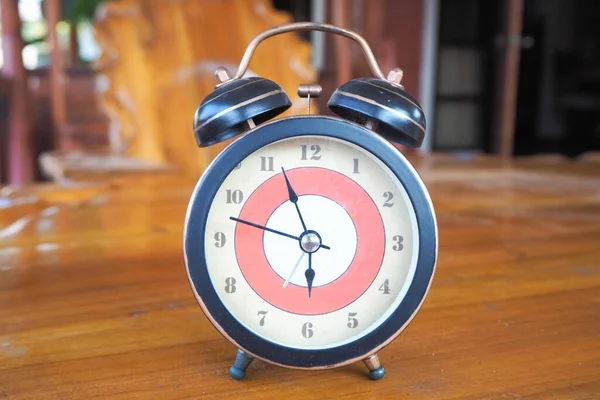 Reloj Antiguo Colocado Sobre Una Mesa Madera — Foto de Stock