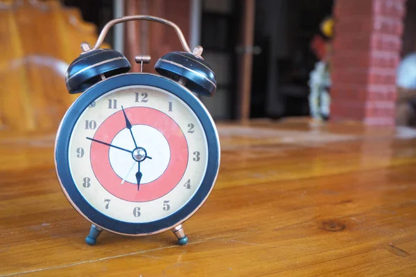 Eine Antike Uhr Auf Einem Holztisch — Stockfoto