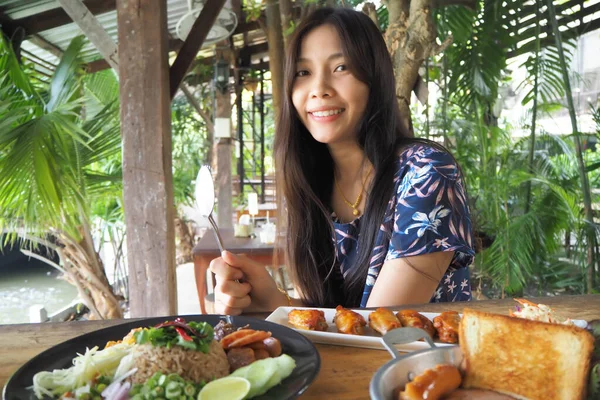 Жінки Які Люблять Їсти Тайську Їжу Стокове Зображення