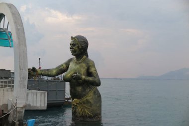 Denizde bir insan modeli