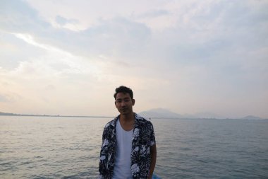 Teknede ve okyanusta bir adam 