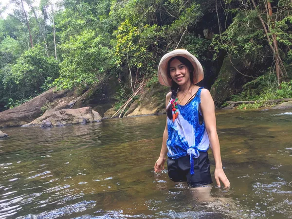 Una Donna Asiatica Nazionalità Tailandese Sul Fiume Nella Foresta — Foto Stock