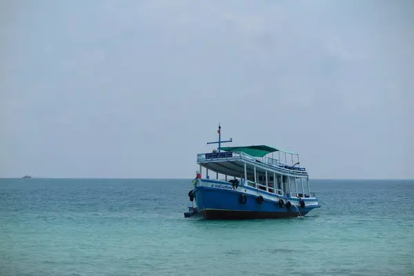 Una Barca Legno Sull Oceano — Foto Stock