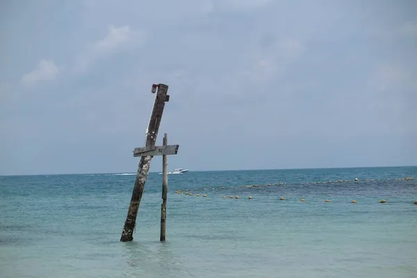 Eine Holzumfrage Strand — Stockfoto