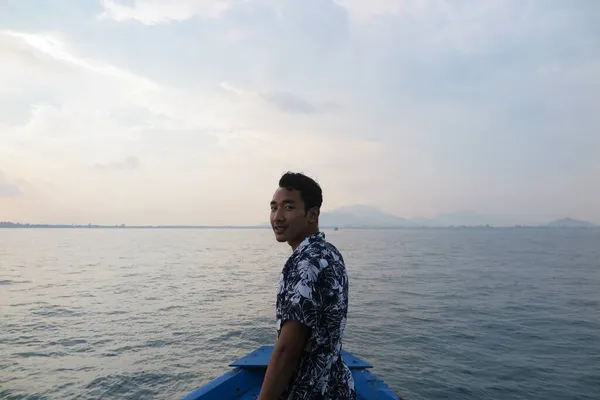 Uomo Sulla Barca Sull Oceano — Foto Stock