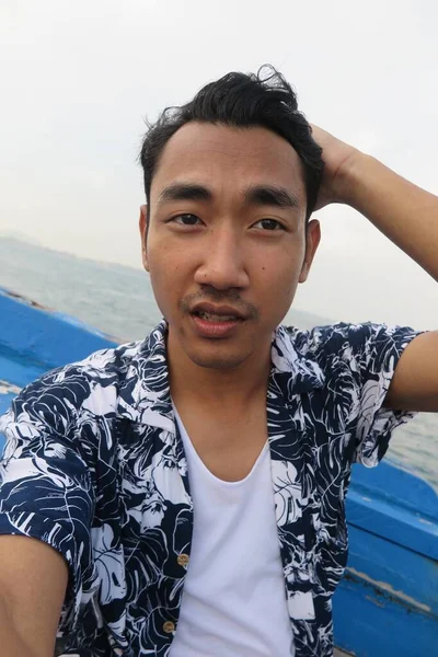 Seorang Pria Atas Kapal Dan Laut — Stok Foto