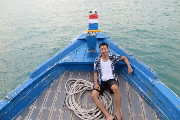 Uomo Sulla Barca Sull Oceano — Foto Stock