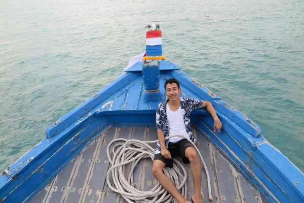 Uomo Sulla Barca Sull Oceano — Foto Stock