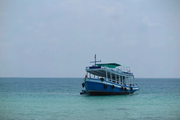 Una Barca Blu Sull Oceano — Foto Stock