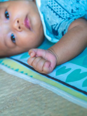 Bebek Asyalı ve milliyetçi Taylandlı yumruklarla uyuyor.