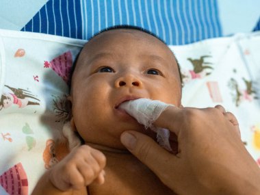 Bebek Asyalı ve milliyetçi Taylandlı ağzını temizliyor.