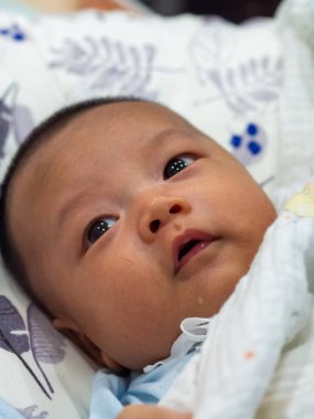 Bebek Asyalı ve uyruklu Taylandlı yüz yüze.