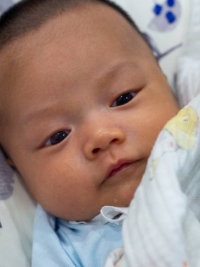 Bebek Asyalı ve uyruklu Taylandlı yüz yüze.