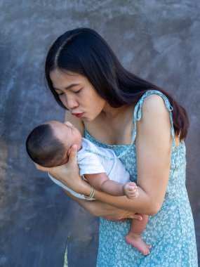 Kadın ve bebek Asyalı ve milliyetçi Tayland mutlu hissettiriyor.