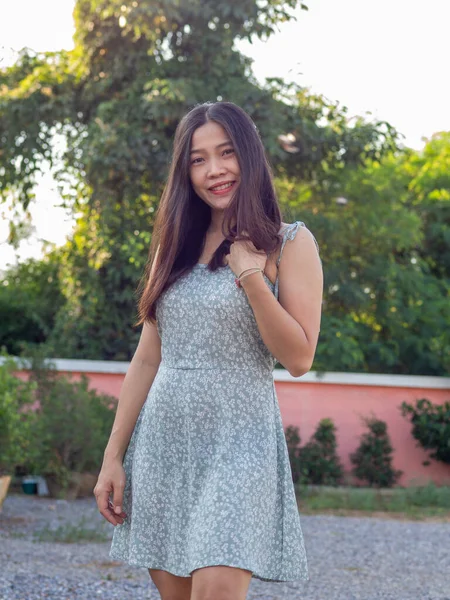 Una Donna Tailandese Asiatica Che Indossa Vestito Blu Sente Bene — Foto Stock