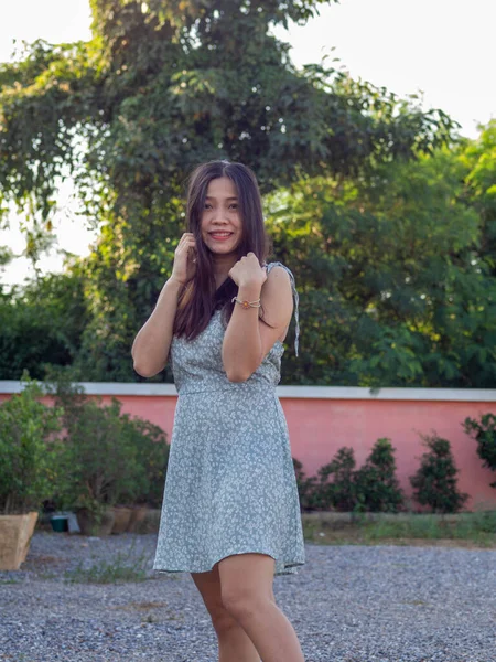 Asyalı Bir Taylandlı Kadın Mavi Elbise Giyip Kendini Iyi Hissediyor — Stok fotoğraf