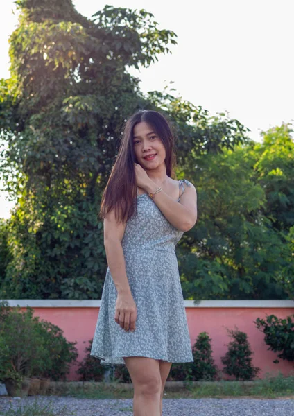 アジア国籍青いドレスを着ていい気分のタイ人女性 — ストック写真
