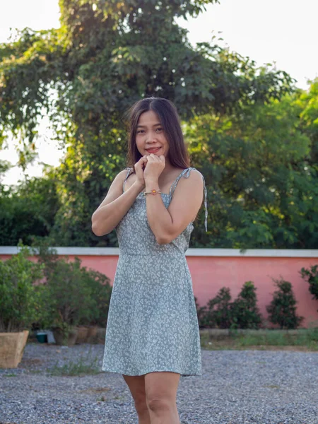 Una Donna Tailandese Asiatica Che Indossa Vestito Blu Sente Bene — Foto Stock