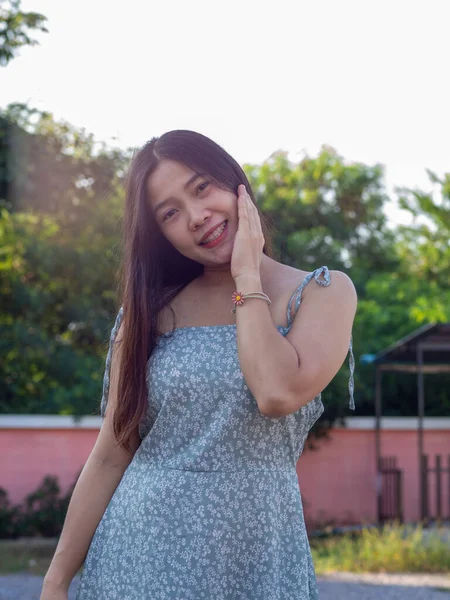 Asijské Národnosti Thajská Žena Sobě Modré Šaty Cítit Dobře — Stock fotografie