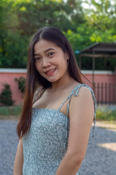Asijské Národnosti Thajská Žena Sobě Modré Šaty Cítit Dobře — Stock fotografie