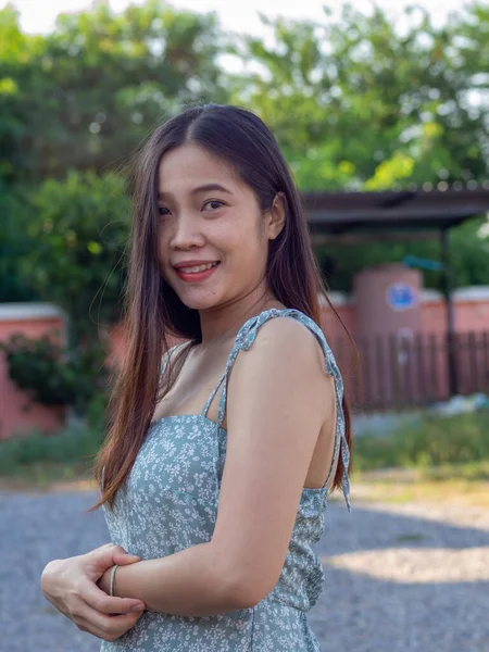 Una Donna Tailandese Asiatica Che Indossa Vestito Blu Sente Bene — Foto Stock