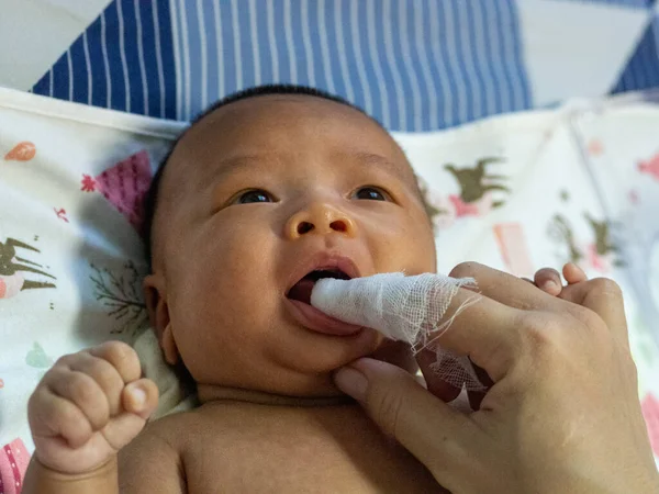Baby Azji Narodowości Tajski Jest Czyszczenie Usta Zdjęcie Stockowe