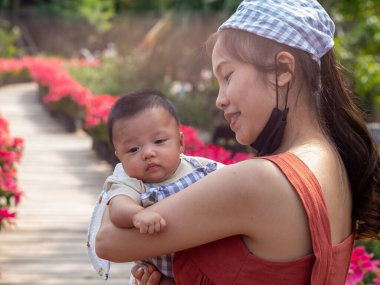 Kadın ve bebek Asyalı ve milliyetçi Tayland mutlu hissettiriyor.