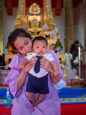 Kadın ve bebek Asyalı ve milliyetçi Tayland mutlu hissettiriyor.