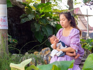 Kadın ve bebek Asyalı ve milliyetçi Tayland mutlu hissettiriyor.