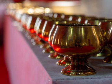 Thungsaliam Tapınağı, Sukhothai, Tayland 'da altın sadaka kasesi.