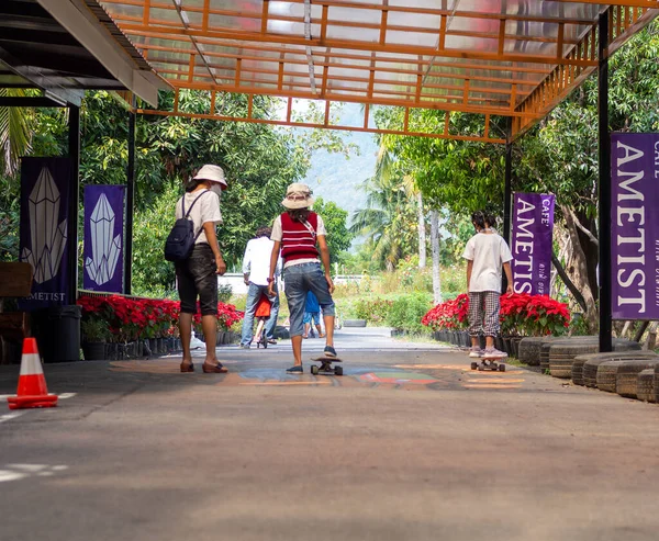 Tayland, Uttaradit - 18 Aralık 2021: Cafe Amatis 'te tatil atmosferi 