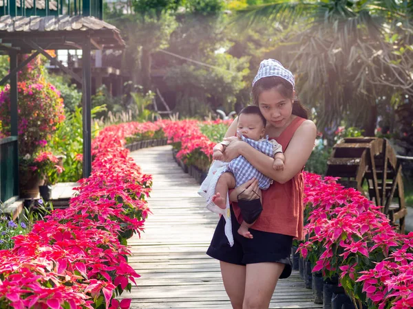 Donna Bambino Asiatico Nazionalità Tailandese Felice Sentire — Foto Stock