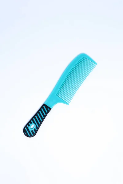 Ein Aqua Blue Comb Minimalistischen Weißen Hintergrund Mit Flachem Lay — Stockfoto