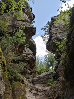 Kamenny Gorod, Rudyansky Spoy Tepesi 'nin (526 metre) zirvelerinden birinde yer alan bir kaya kompleksidir. Milyonlarca yıl önce, bu yerde bir nehir aktı, kumlu kayalıklarda kanallar yıkandı şimdi sokaklar ve sokaklar