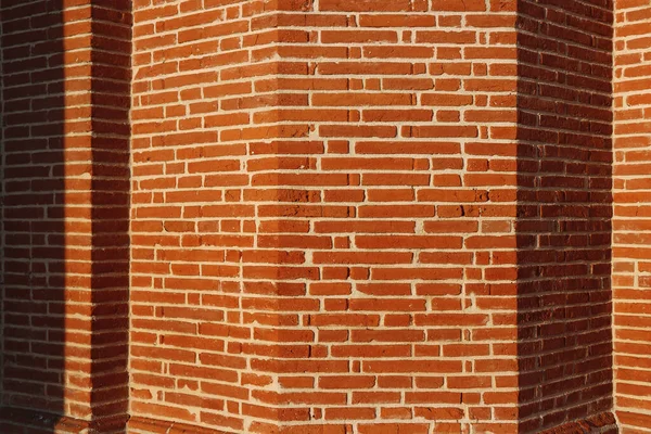 Szczegóły Kolumny Czerwonej Cegły Rzeźbioną Stolicą Szczycie Średniowiecznym Kościele Południu — Zdjęcie stockowe