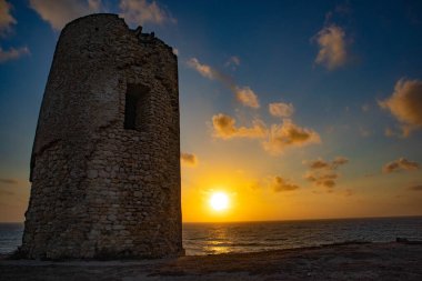 Tramonto alla torre di Sa Mora, Capo Mannu, Comune di San Vero Milis, county di Oristano, Sardegna