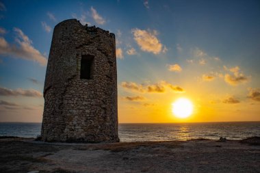 Tramonto alla torre di Sa Mora, Capo Mannu, Comune di San Vero Milis, county di Oristano, Sardegna