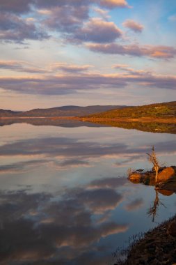 Nuvole riflesse nel lago Omodeo, comune di Sorradile, provincia di Oristano, Sardegna