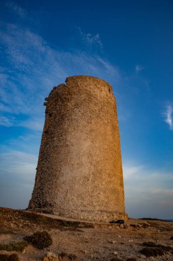 Tramonto con la torre di Sa Mora, local calit Capo Mannu, comune di San Vero Milis, county di Oristano, Sardegna