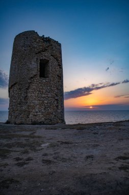 Tramonto con la torre di Sa Mora, local calit Capo Mannu, comune di San Vero Milis, county di Oristano, Sardegna