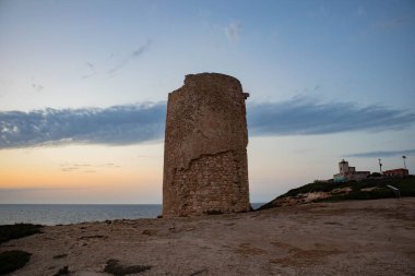 Tramonto con la torre di Sa Mora, local calit Capo Mannu, comune di San Vero Milis, county di Oristano, Sardegna