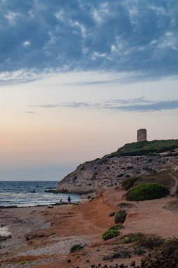 Tramonto con la torre di Sa Mora, local calit Capo Mannu, comune di San Vero Milis, county di Oristano, Sardegna