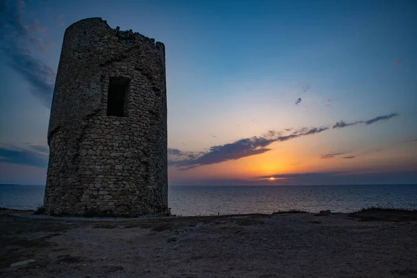 Tramonto con la torre di Sa Mora, local calit Capo Mannu, comune di San Vero Milis, county di Oristano, Sardegna