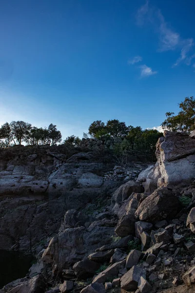 Resti di un nuraghe nel lago Omodeo, comune di Ardauli, provincia di Oristano, Sardegna