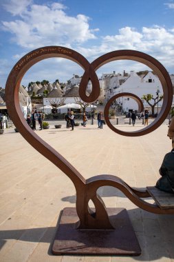 Per le vie di Alberobello, citt metropolitana di Bari, Puglia